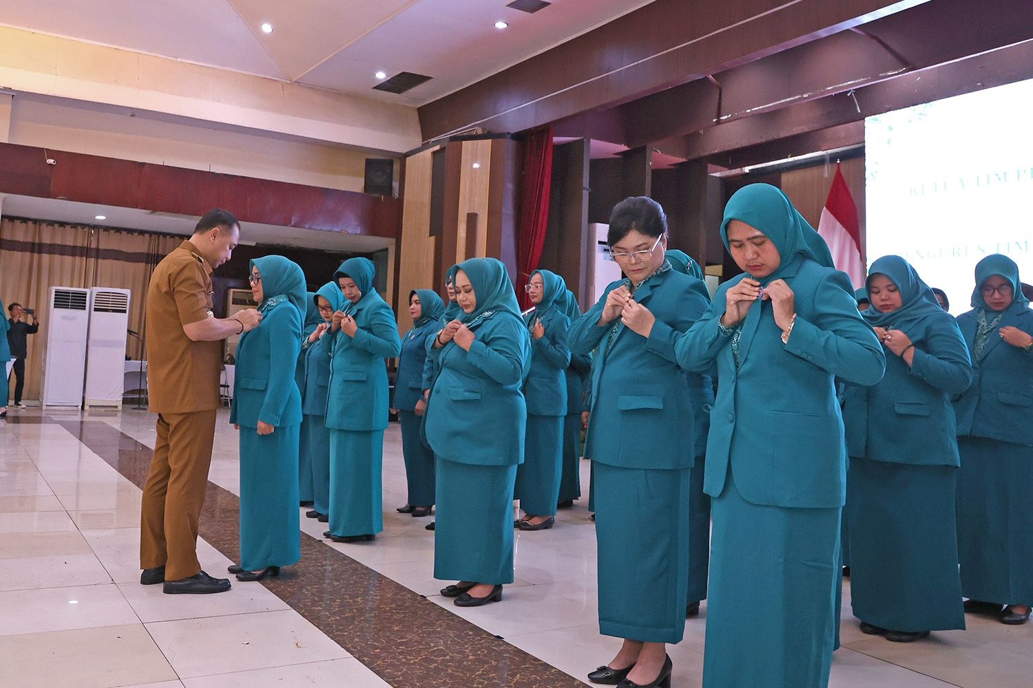Resmi Dikukuhkan Wali Kota Eri, PKK Surabaya Fokus Pilah Sampah Rumah Tangga dan Luncurkan Program Kemangi untuk Remaja