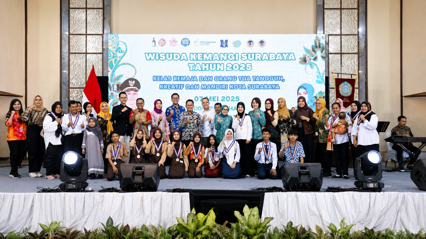 Pemerintah Kota (Pemkot) Surabaya menggelar wisuda untuk anak dan orang tua yang sudah menyelesaikan Kelas Remaja dan Orang Tua Tangguh, Kreatif dan Mandiri (Kemangi) lulusan 2025 bertempat di Convention Hall Arief Rahman Hakim, Kamis (7/5/2026).